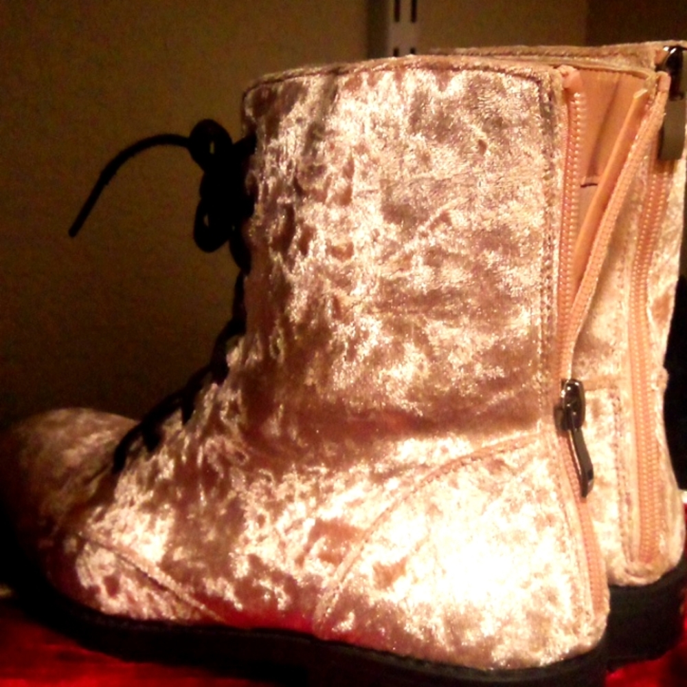 JustFab size 7 velvet boots